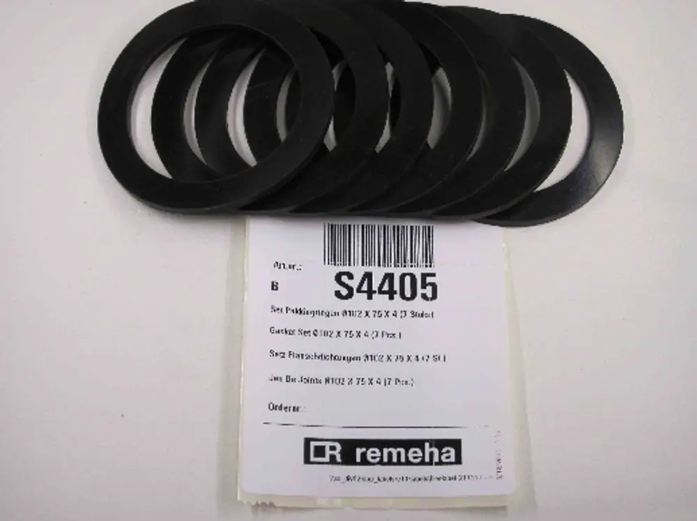 Mehrere schwarze Dichtungen auf einem weißen Hintergrund, verpackt mit einem Etikett von Remeha. Das Etikett enthält Artikelnummer und Maße.